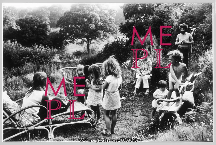  : FAMILY IN GARDEN / MAYNE