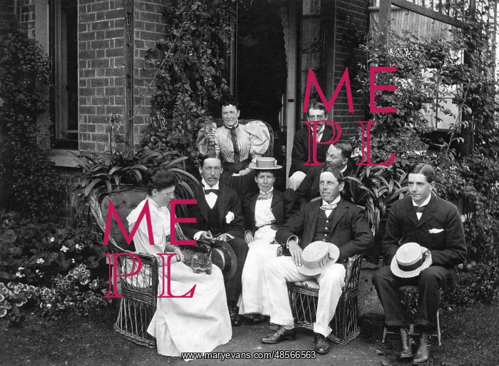 : Family group photograph, c.1900 : Family group photograph, c.1900