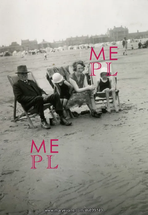 : Family group at seaside, 1920s : Family group at seaside, 1920s