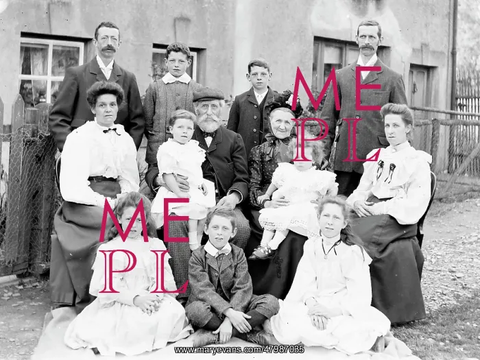 : Family group of thirteen, Mid Wales : Family group of thirteen, Mid Wales