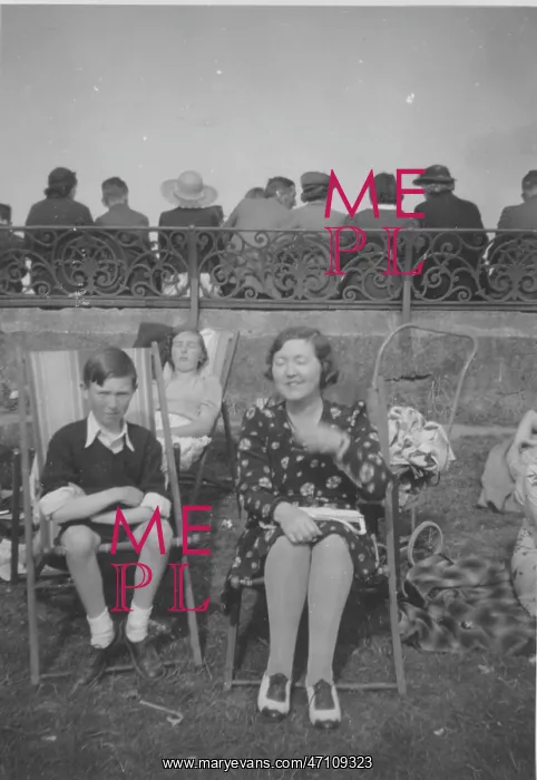 : Family at the seaside, 1930s : Family at the seaside, 1930s