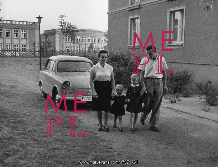 : Family in Stalinstadt : Family in Stalinstadt