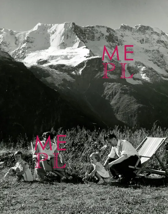 : FAMILY IN SWISS ALPS : FAMILY IN SWISS ALPS