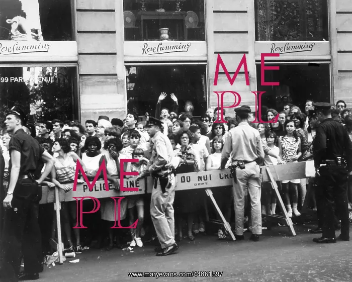 : FANS WAIT FOR BEATLES : FANS WAIT FOR BEATLES