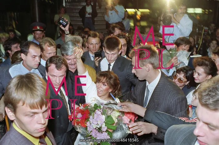 : Fans welcome Veronica Castro in Moscow, 1992 : Fans welcome Veronica Castro in Moscow, 1992