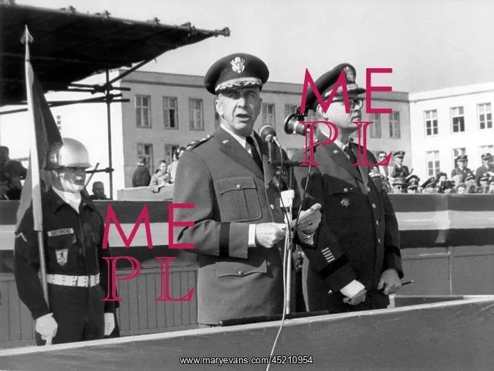 : Farewell to US general H. I. Hodes in Berlin : Farewell to US general H. I. Hodes in Berlin