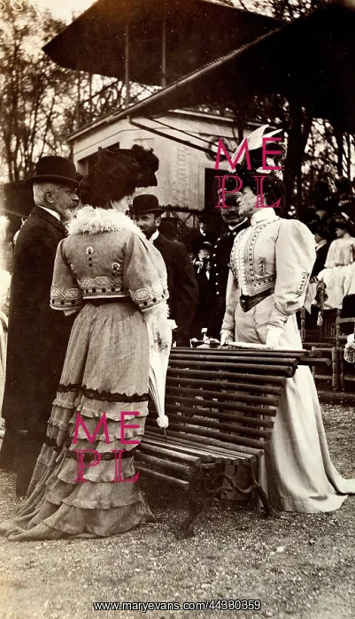 : Fashion. Spectators at the racetrack at Cascine Park in Florence : Fashion. Spectators at the racetrack at Cascine Park in Florence