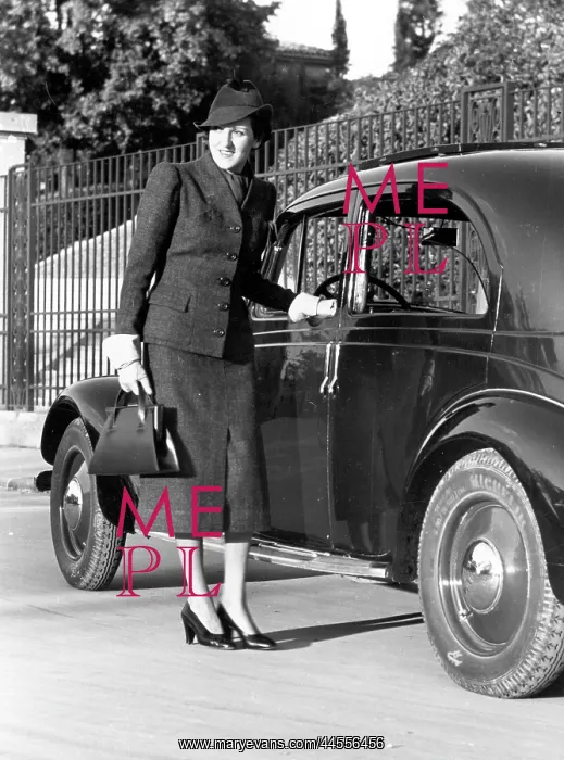 : Fashion. Model in a Sartoria Policardi skirt-suit, in front of a car : Fashion. Model in a Sartoria Policardi skirt-suit, in front of a car
