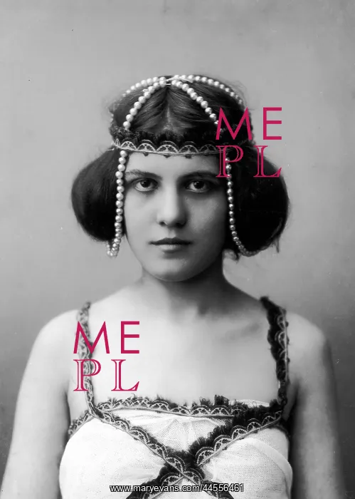  : Fashion. Portrait of theater actress