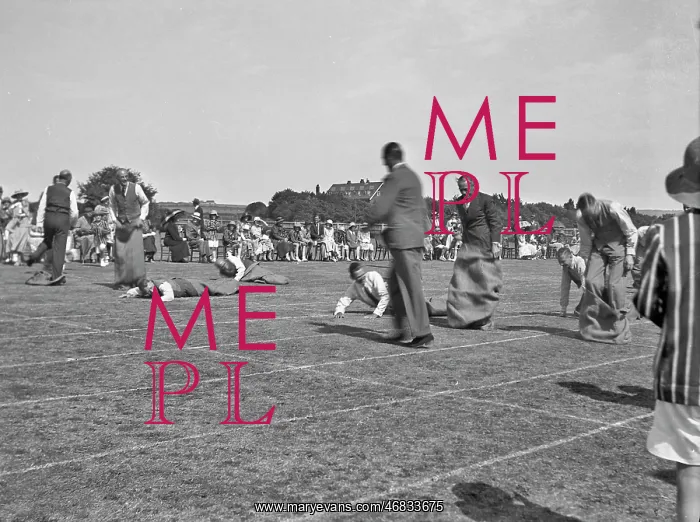 : Fathers sack race in Seaford : Fathers sack race in Seaford
