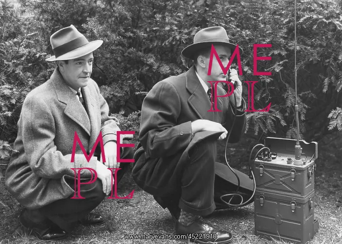 : FBI agent with an huge portable phone during ? : FBI agent with an huge portable phone during ?