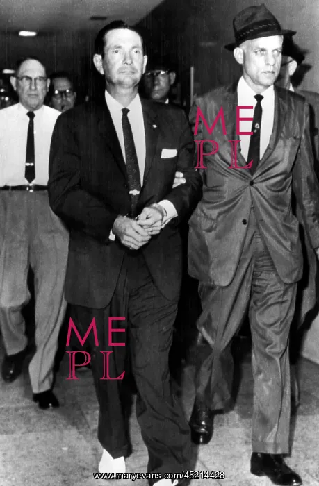 : FBI agents escort Byron De La Beckwith into ? : FBI agents escort Byron De La Beckwith into ?