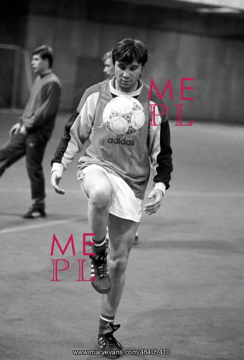 : FC Dynamo Kyiv defender Anatoliy Demyanenko training, 1990 : FC Dynamo Kyiv defender Anatoliy Demyanenko training, 1990