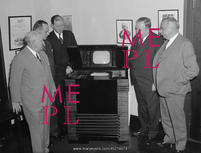 : FCC Commissioners inspect latest television ? : FCC Commissioners inspect latest television ?