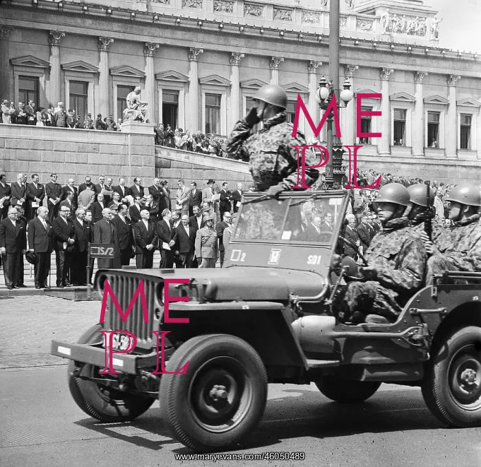 : Federal Armed Forces parade for Adolf Schaerf : Federal Armed Forces parade for Adolf Schaerf