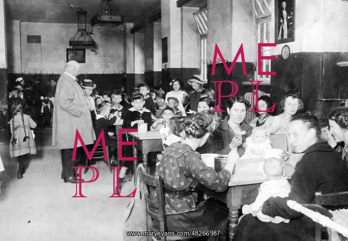 : Feeding children, 1920 : Feeding children, 1920
