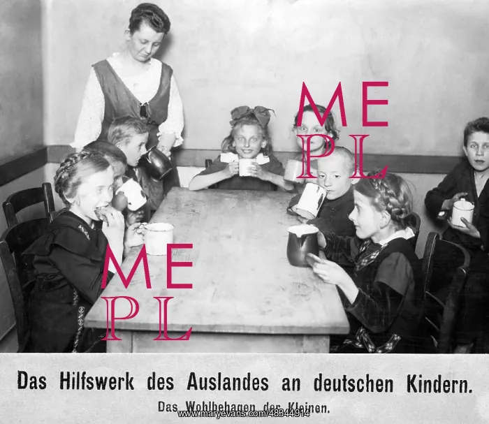 : Feeding children, 1920 : Feeding children, 1920
