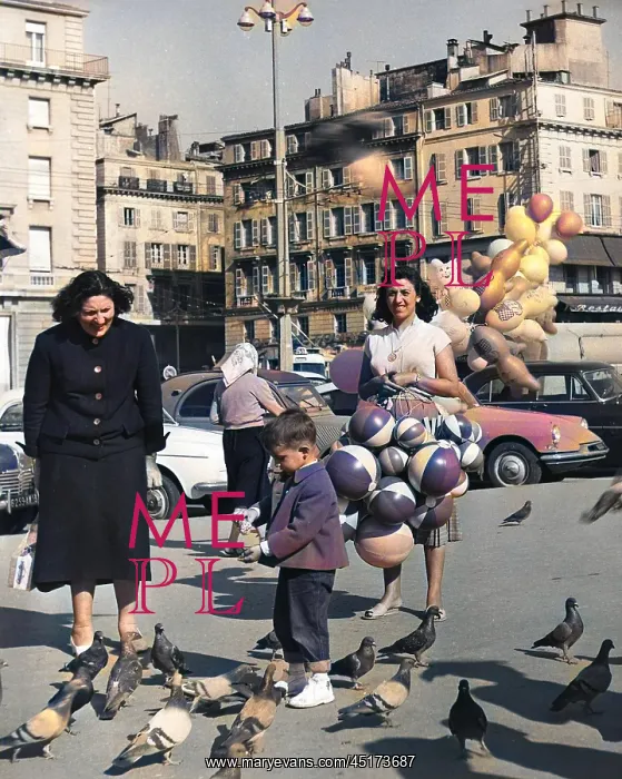 : FEEDING PIGEONS 1950S : FEEDING PIGEONS 1950S