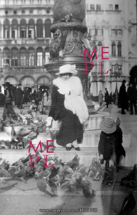  : Feeding pigeons in Venice