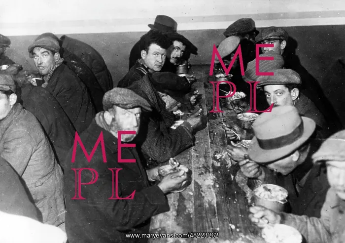 : Feeding the poor in Paris, 1933 : Feeding the poor in Paris, 1933