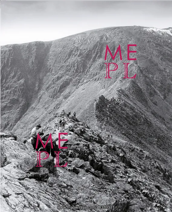 : Fell walkers on Striding Edge leading to Helvellyn, Lake Dis : Fell walkers on Striding Edge leading to Helvellyn, Lake Dis