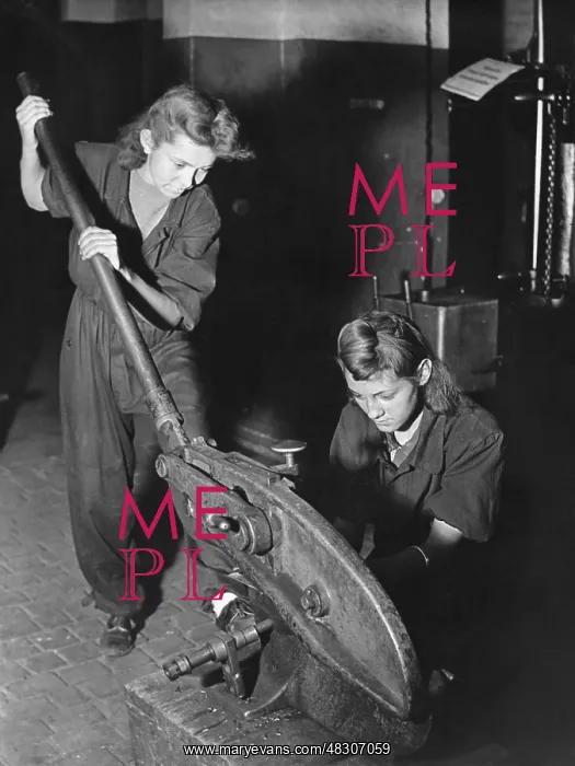 : Female apprentices in training in Danzig, 1942 : Female apprentices in training in Danzig, 1942