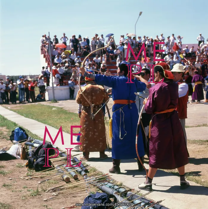 : Female archers in Ulaanbaatar, Mongolia : Female archers in Ulaanbaatar, Mongolia
