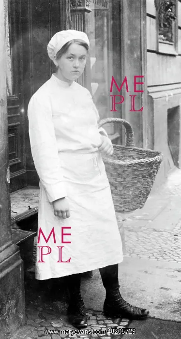 : 1915. A female baker apprentice in war auxiliary service during the war : 1915. A female baker apprentice in war auxiliary service during the war