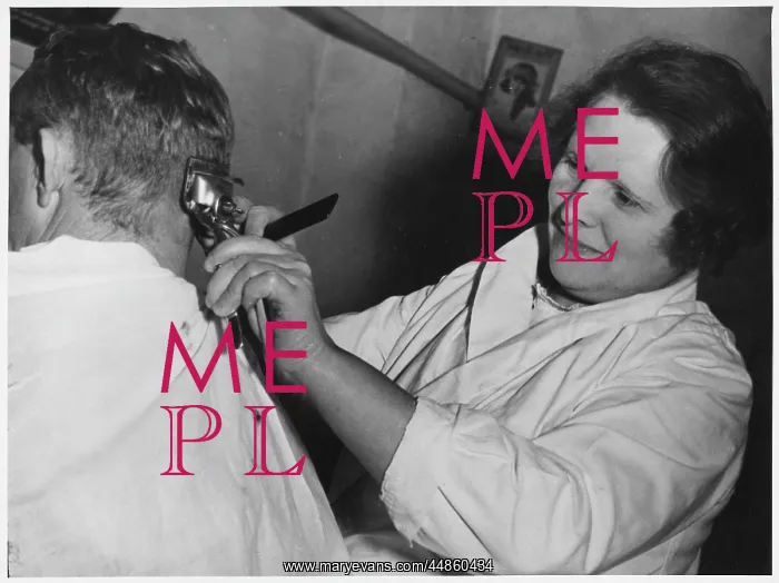  : FEMALE BARBER / 1930S