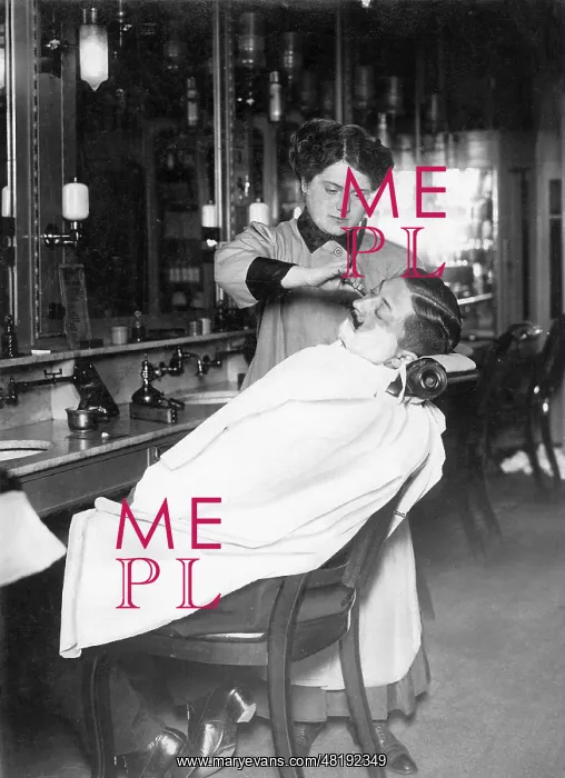 : Female barber in Berlin, 1912 : Female barber in Berlin, 1912