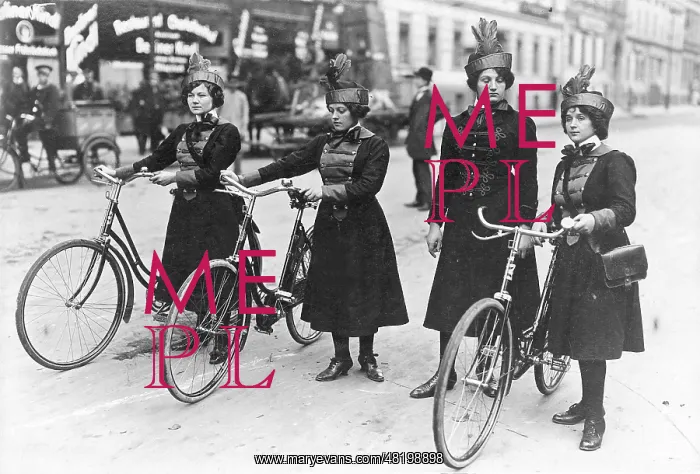 : Female bicycle couriers in Berlin, 1913 : Female bicycle couriers in Berlin, 1913