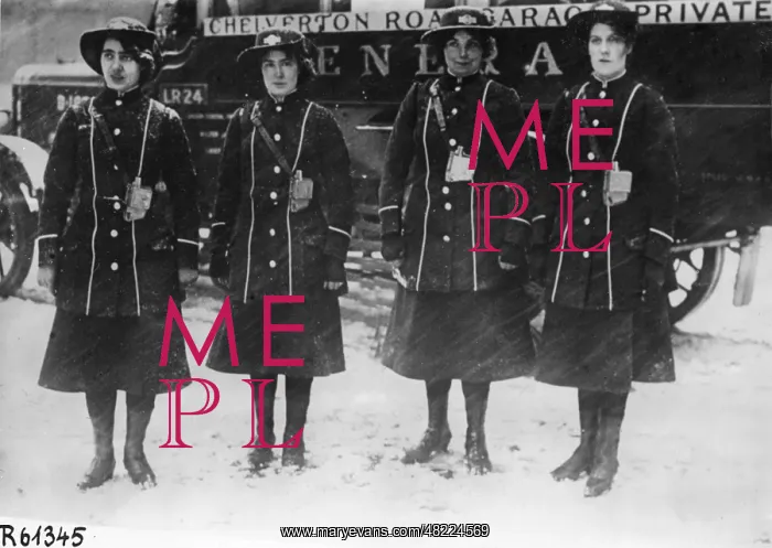 : Female bus ticket controllers during the First World War : Female bus ticket controllers during the First World War