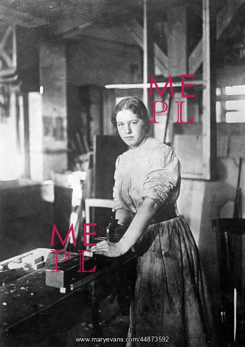 : Female Carpenter : Female Carpenter