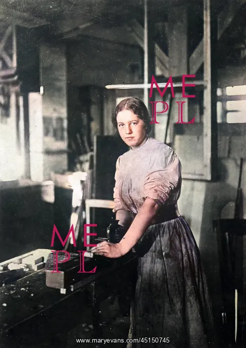 : Female Carpenter : Female Carpenter