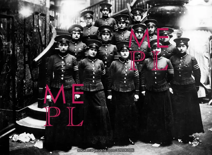 : Female elevator attendants during the First World War : Female elevator attendants during the First World War