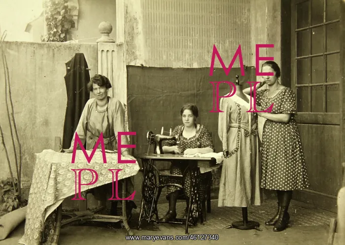 : Three female employees of a tailor in a Viennese : Three female employees of a tailor in a Viennese