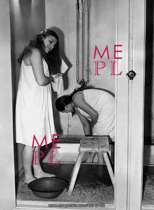: Female forced laborers wash themselves, 1943 : Female forced laborers wash themselves, 1943