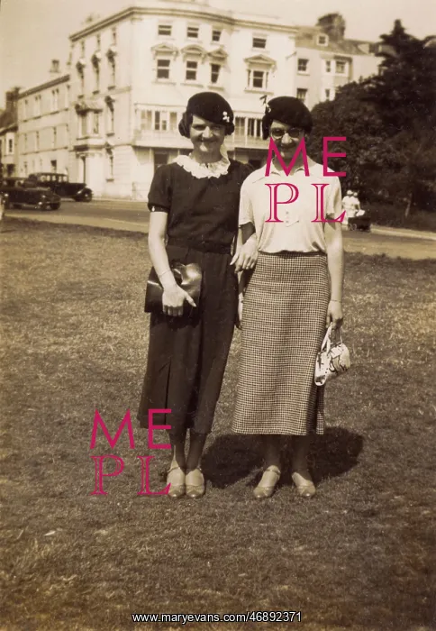 : Two female friends, 1930s : Two female friends, 1930s