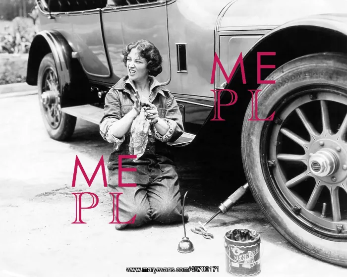  : Female mechanic changing flat tire