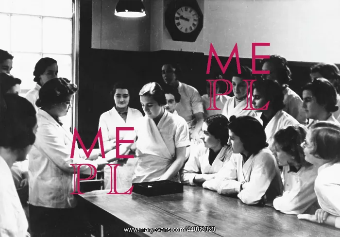 : FEMALE MEDICAL STUDENTS : FEMALE MEDICAL STUDENTS