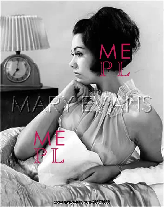 : FEMALE MODEL IN BED : FEMALE MODEL IN BED