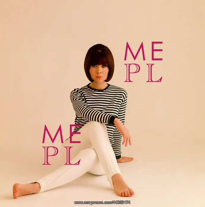 : Female model with bobbed hairstyle : Female model with bobbed hairstyle
