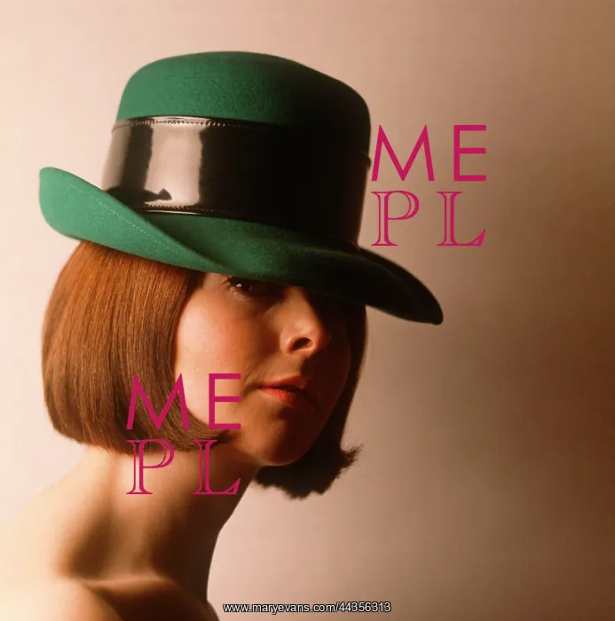  : Female model with green hat and stylish bob