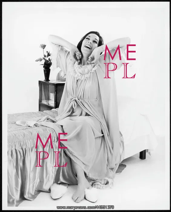 : FEMALE MODEL WAKING UP : FEMALE MODEL WAKING UP