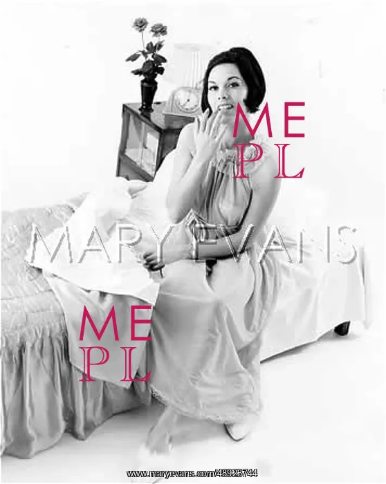 : FEMALE MODEL WAKING UP : FEMALE MODEL WAKING UP