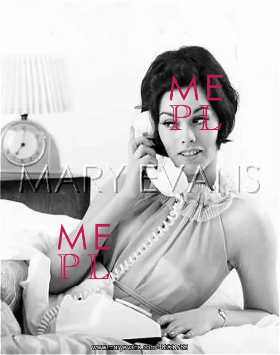 : FEMALE MODEL WAKING UP : FEMALE MODEL WAKING UP