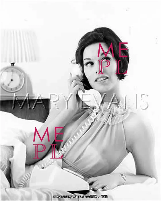 : FEMALE MODEL WAKING UP : FEMALE MODEL WAKING UP