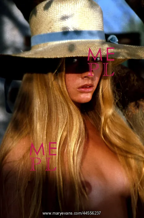  : Female model wear straw hat