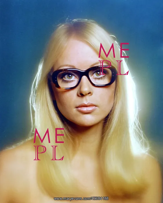  : Female model wearing thick-framed spectacles
