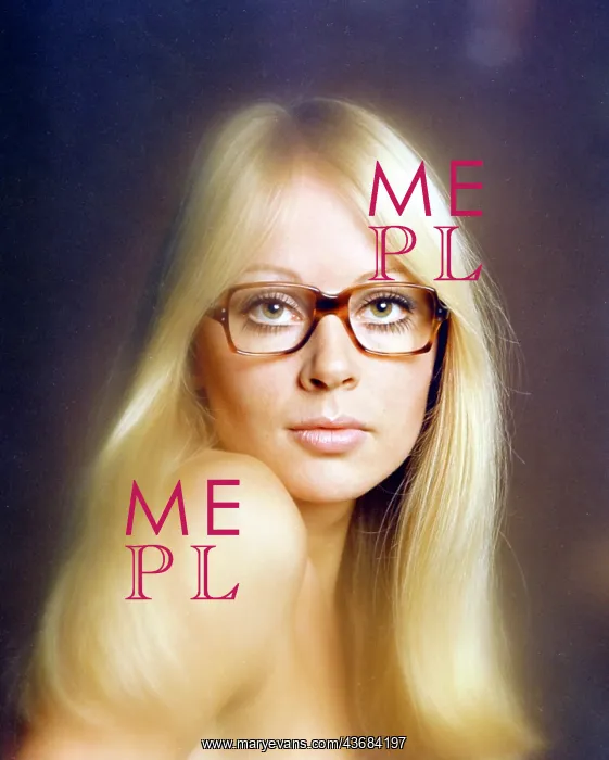 : Female model wearing thick-framed spectacles : Female model wearing thick-framed spectacles